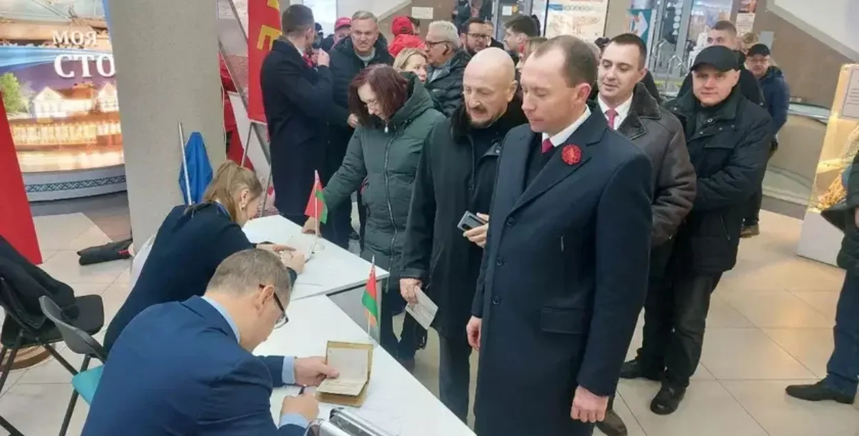Сяргей Сыранкоў падпісваецца за вылучэнне Лукашэнкі
