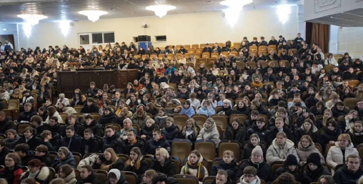 В зале были школьники и студенты
