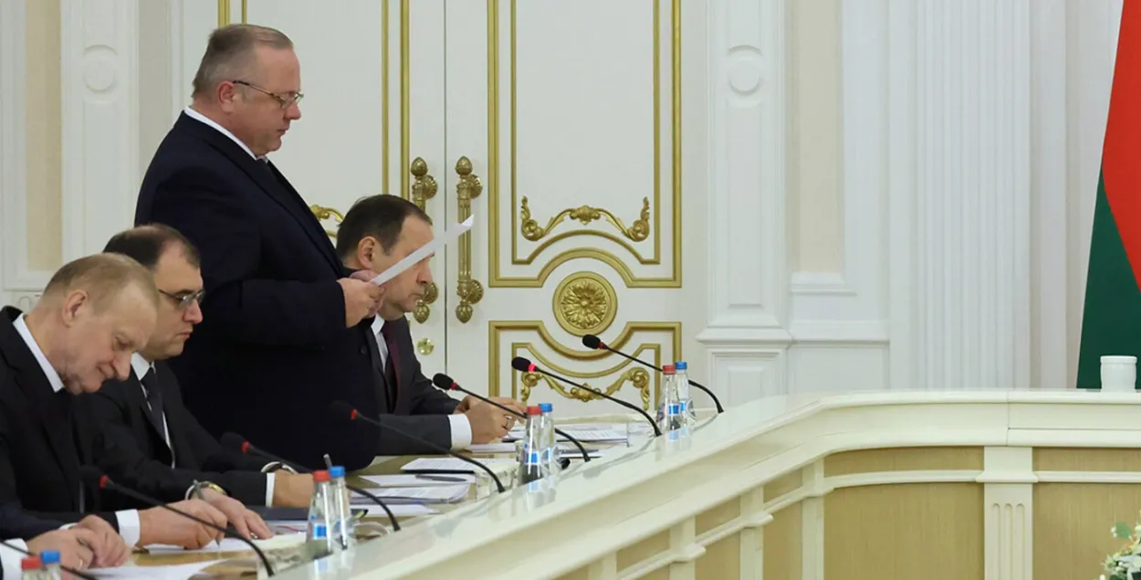 Уладзімір Гусакоў (злева) падрыхтаваўся да выступу Васіля Герасімава
