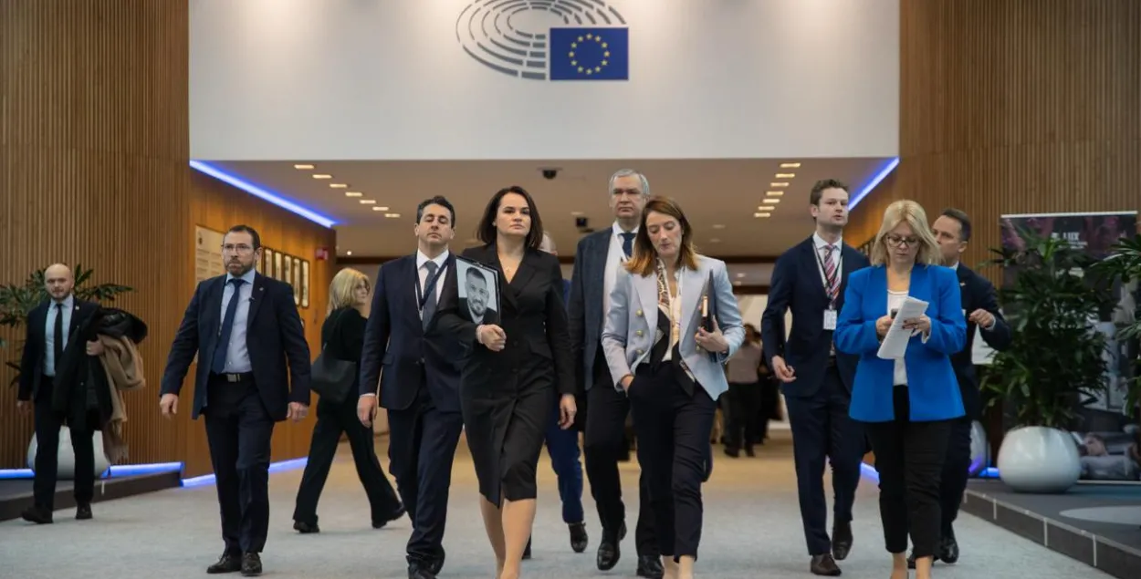 Светлана Тихановская, Павел Латушко, Роберта Метсола в Европарламенте

