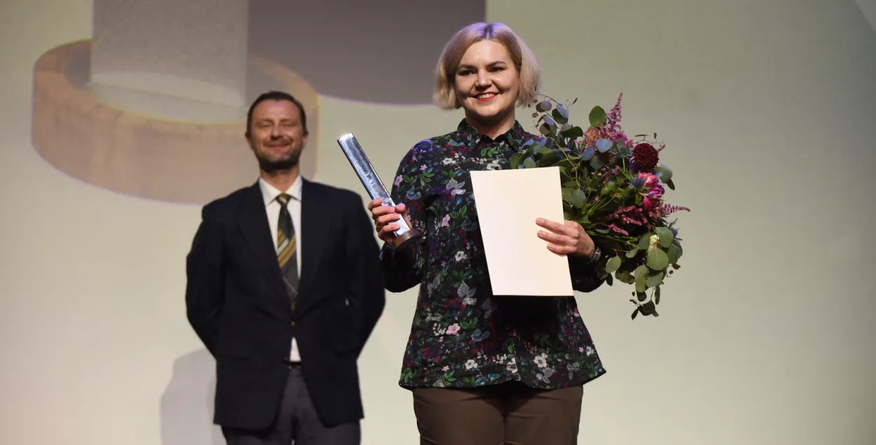 Польская журналістка Паўліна Сегень падчас атрымання прэміі Конрада за найлепшы празаічны дэбют 2021 года

