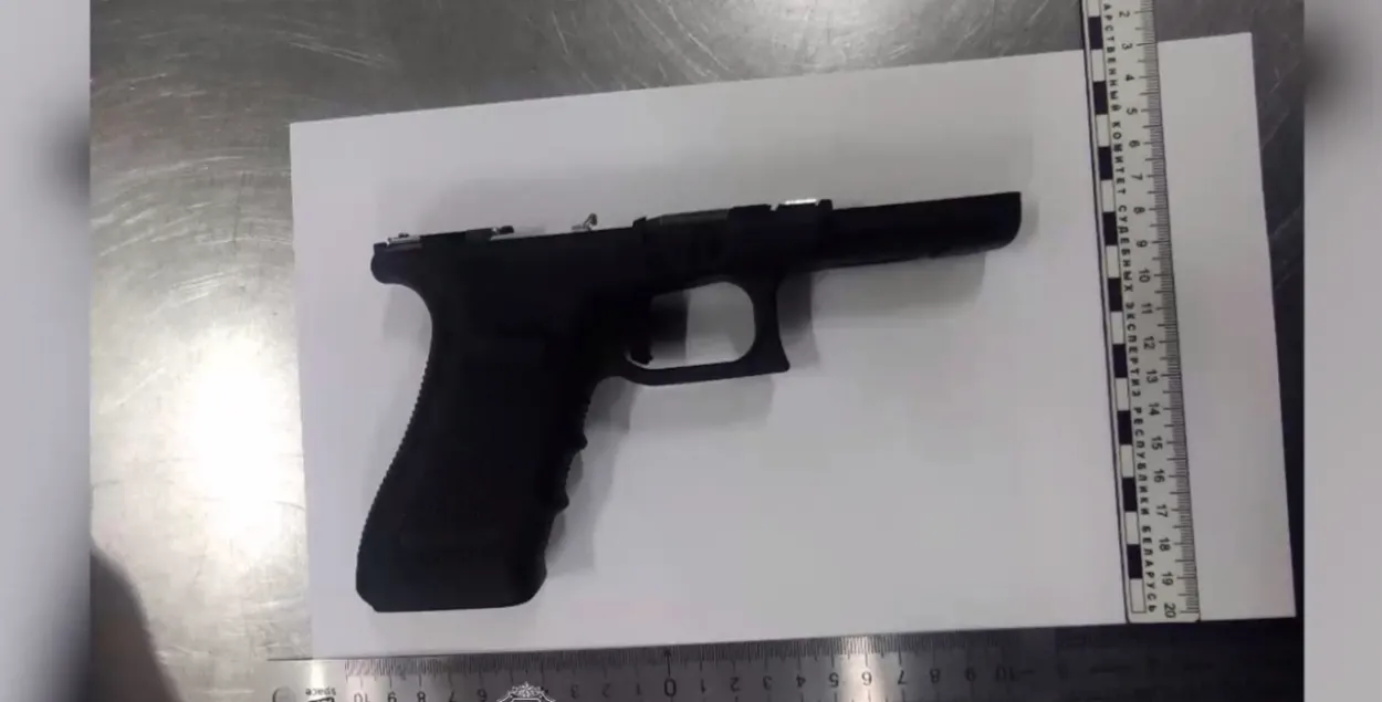 Пистолет Glock 18, найденный у россиянина
