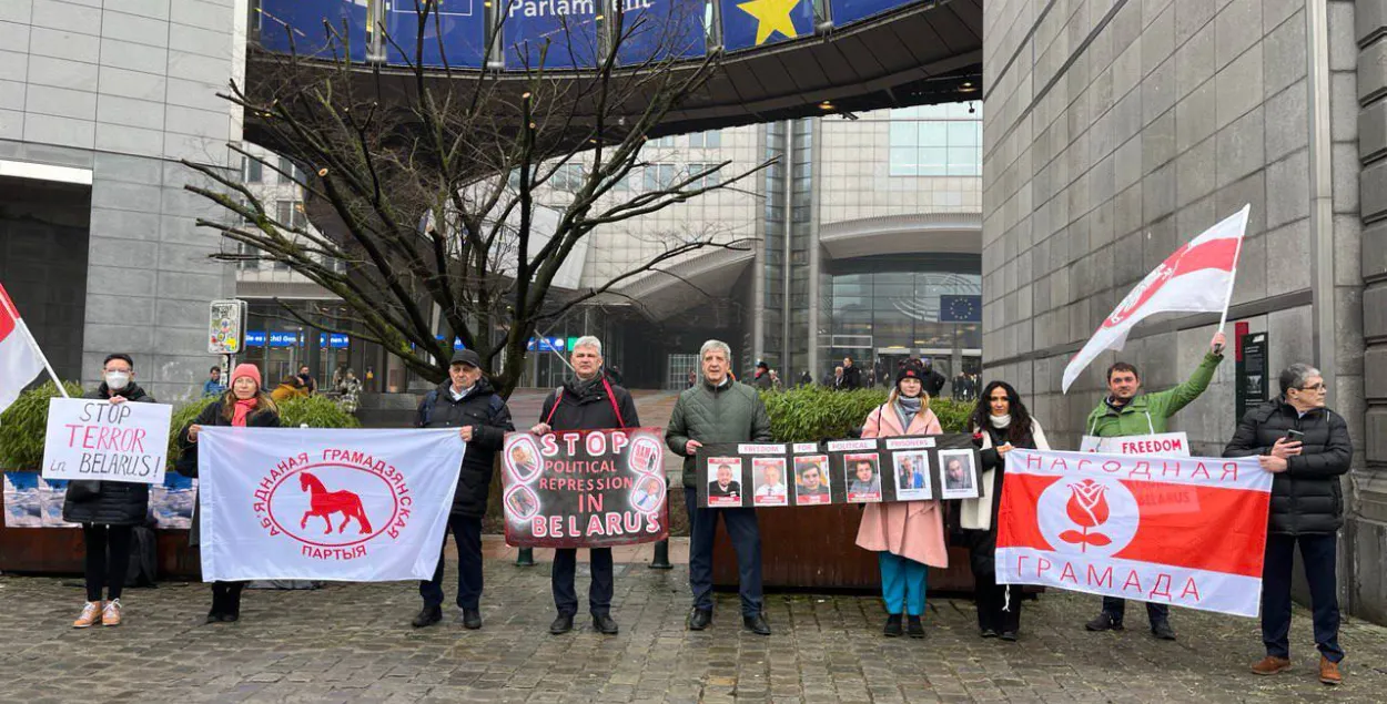 Акция возле Европарламента
