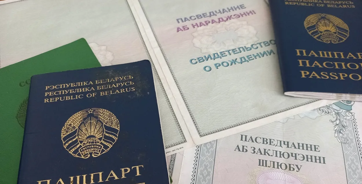 Беларусам за мяжой становіцца ўсё цяжэй атрымліваць дакументы РБ
