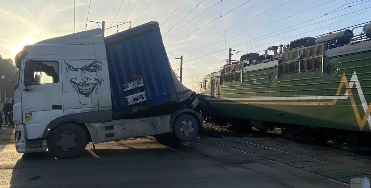 Авария в Борисове парализовала часть железной дороги
