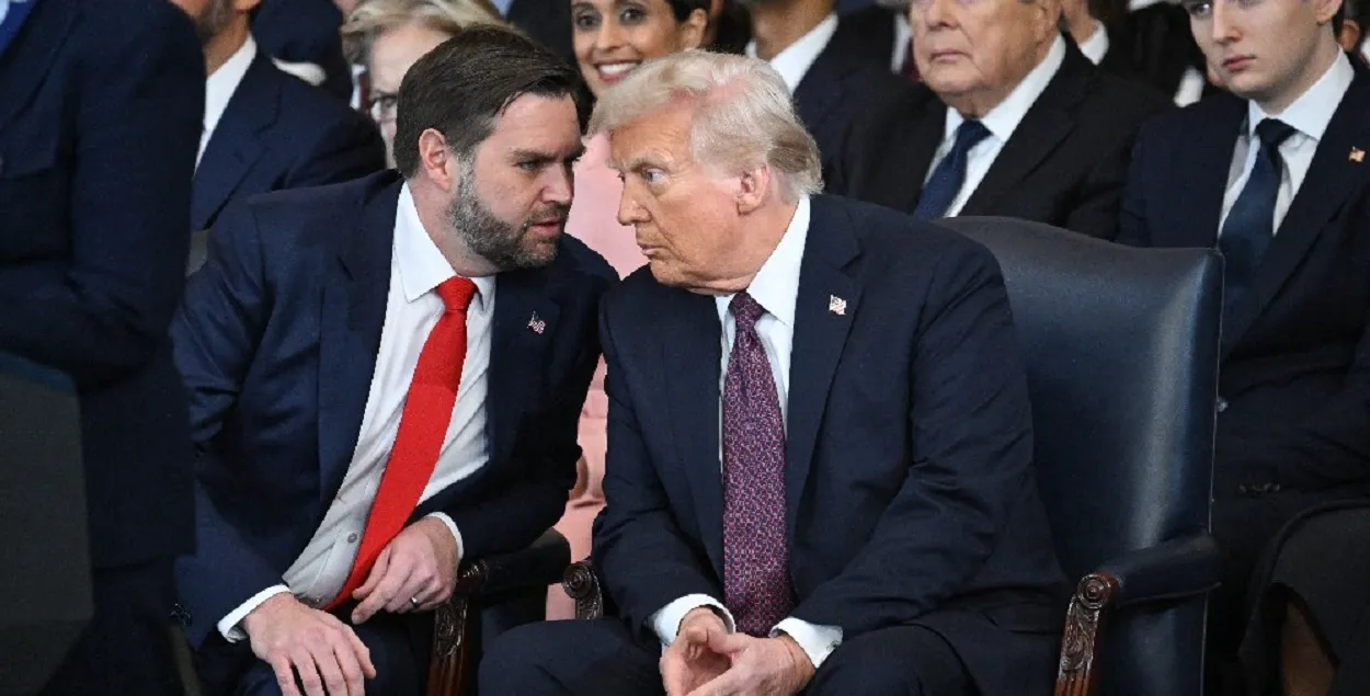 Віцэ-прэзідэнт Джэй Дзі Вэнс і прэзідэнт Дональд Трамп
