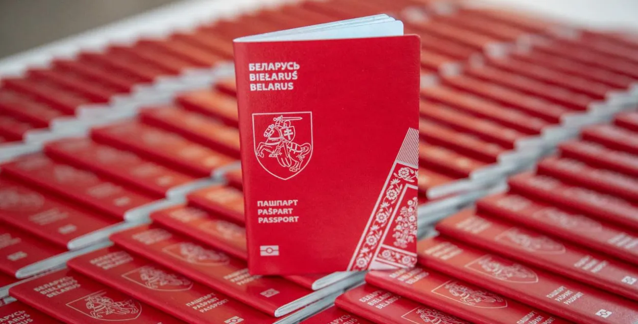 Зачем белорусам паспорт Новой Беларуси
