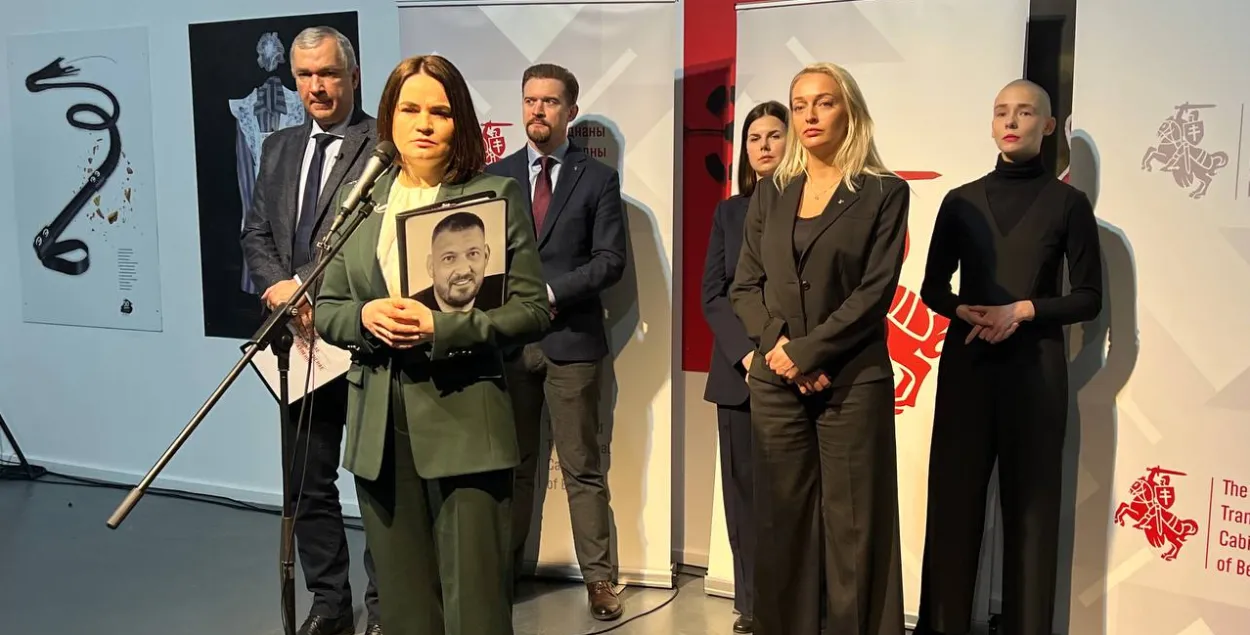 Святлана Ціханоўская і прадстаўнікі яе каманды падчас брыфінгу 26 студзеня 2025 года
