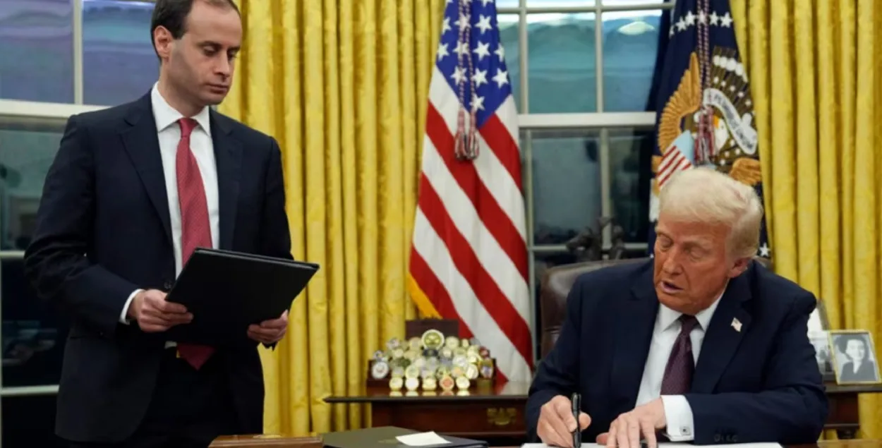 Дональд Трамп у Белым доме падпісвае дакументы, 20 студзеня 2025 года
