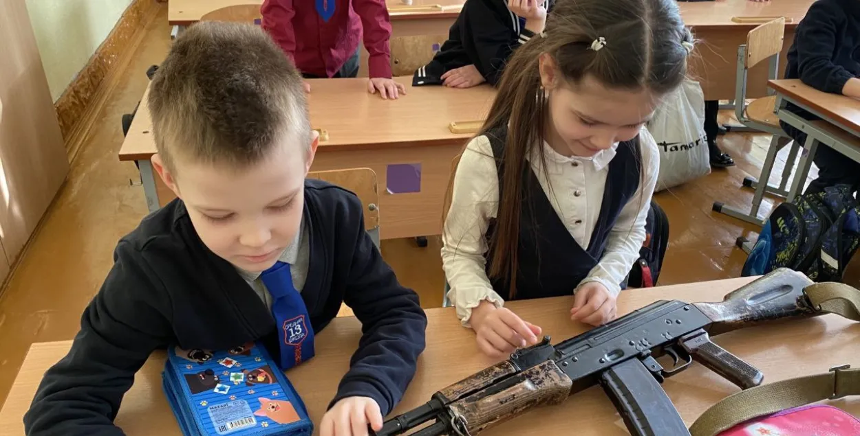 Аўтамат на школьнай парце
