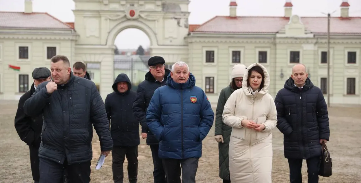 Петр Пархомчик (в центре) в Ружанском дворце Сапегов
