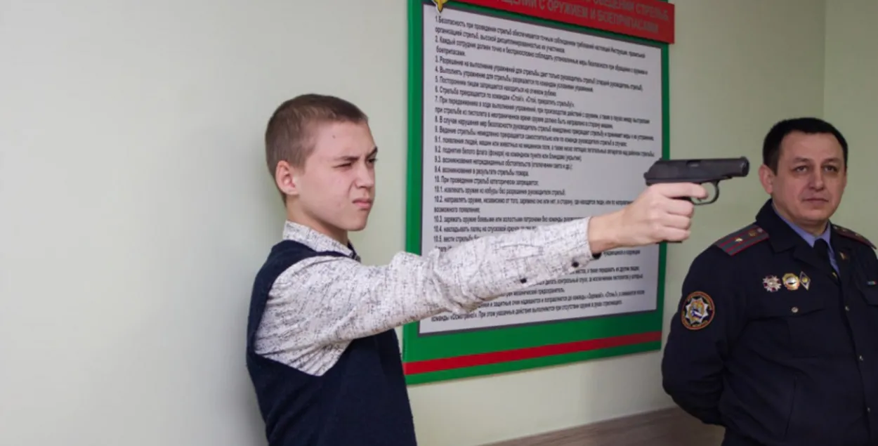 Милиционеры сейчас часто раздают детям оружие
