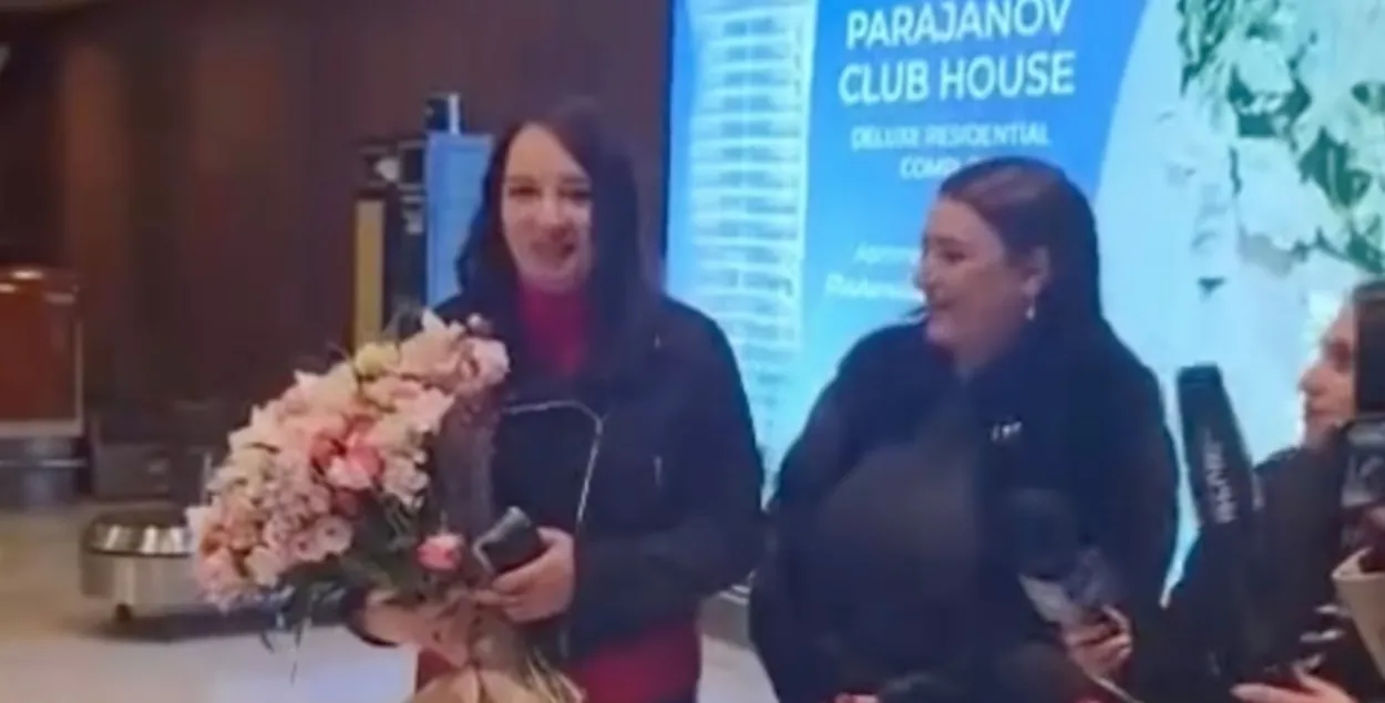 Блогерка Бэла ў аэрапорце Ерэвана
