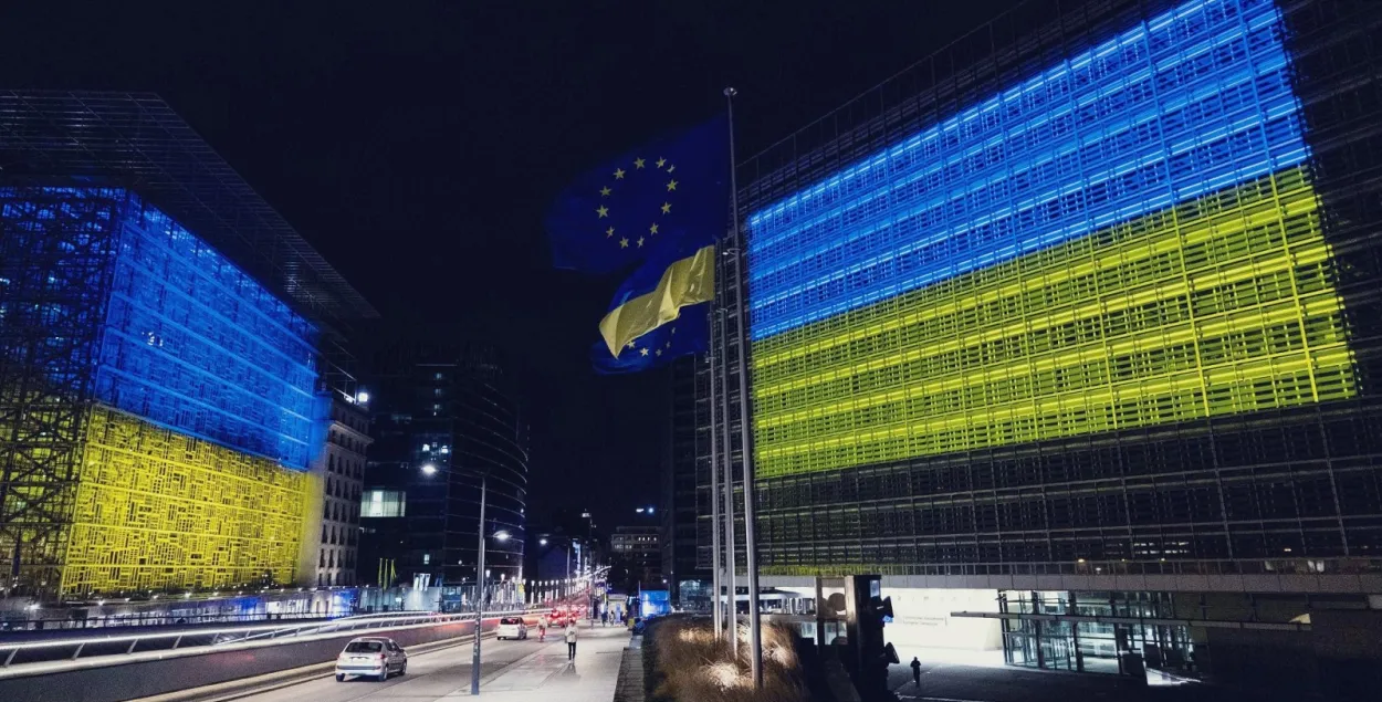 Цвета Украины на здании Еврокомиссии
