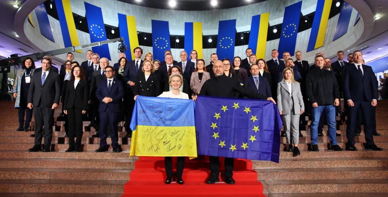Урсула фон дэр Ляен з украінскім сцягам
