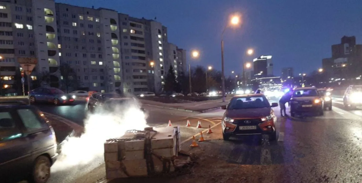 На дарогу ў Мінску зваліліся бетонныя пліты
