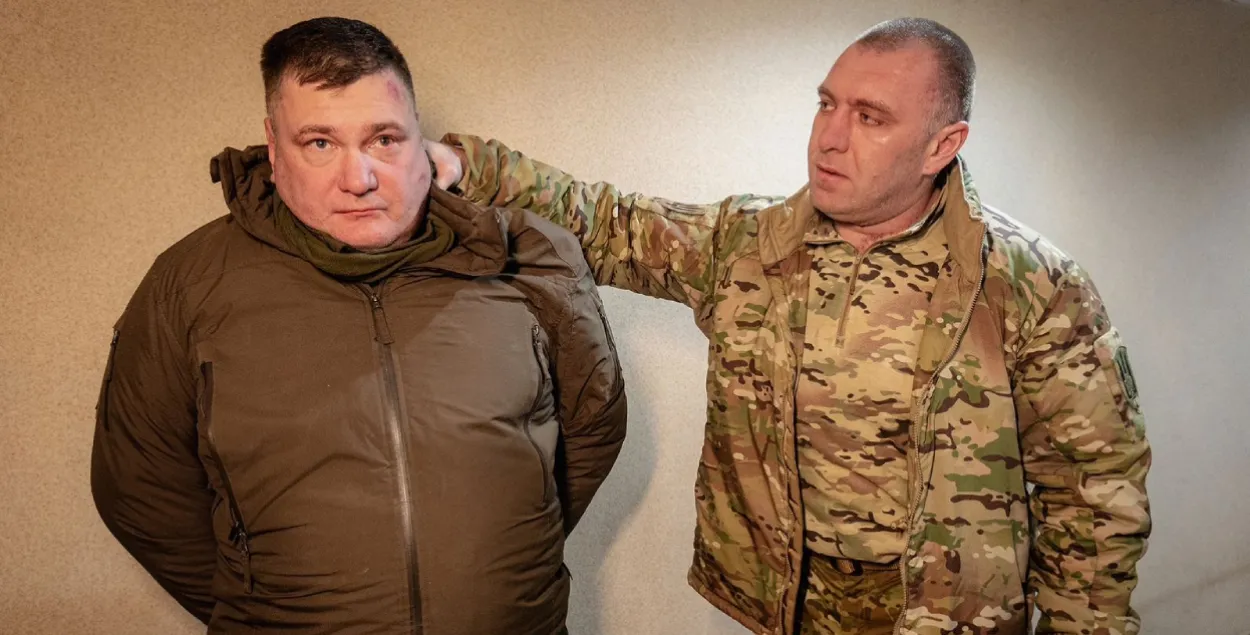 Кіраўнік СБУ Васіль Малюк трымае кіраўніка штаба Антытэрарыстычнага цэнтра&nbsp;

