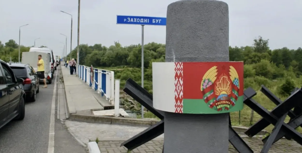Мост между пограничными пунктами на белорусско-польской границе

