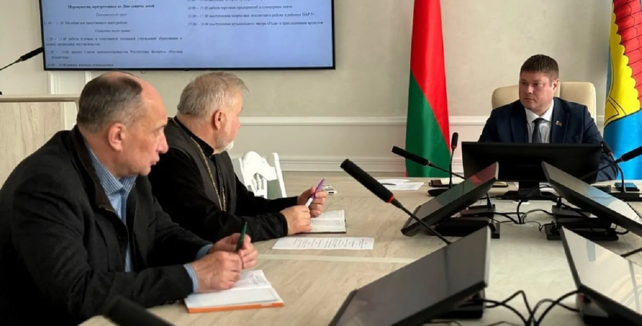 Аргкамітэт узначаліў старшыня райвыканкама Дзяніс Альшэўскі (справа)
