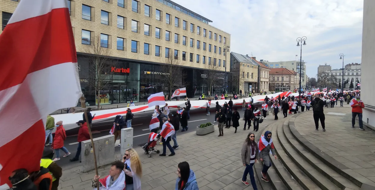 БЧБ-флаг на День Воли в Варшаве
