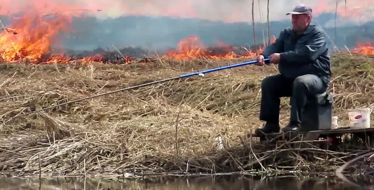 Мужчина ловит рыбу