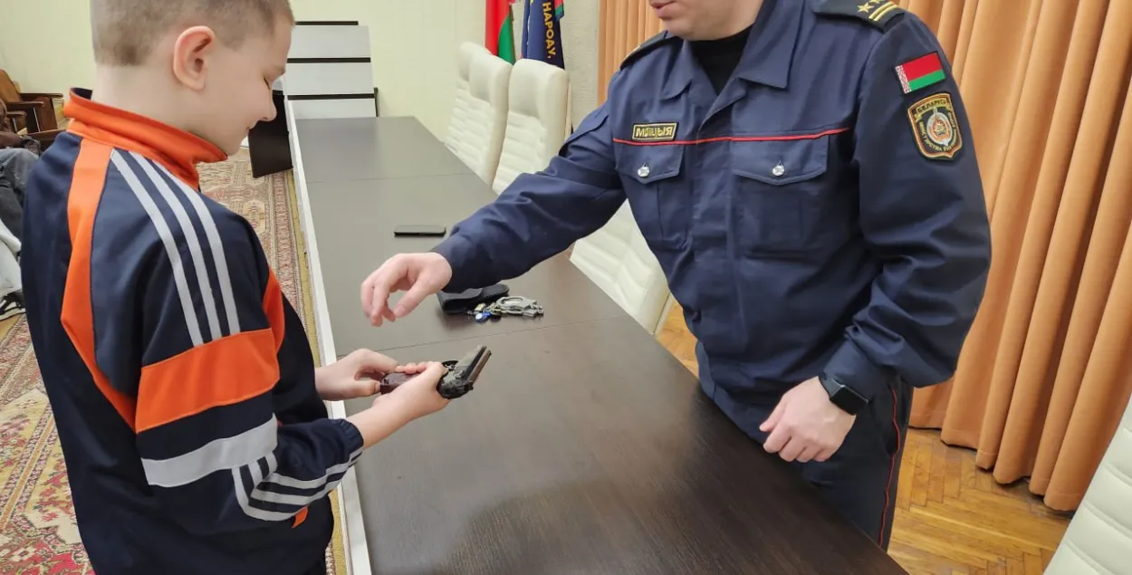 Белорусские милиционеры все чаще дают оружие детям

