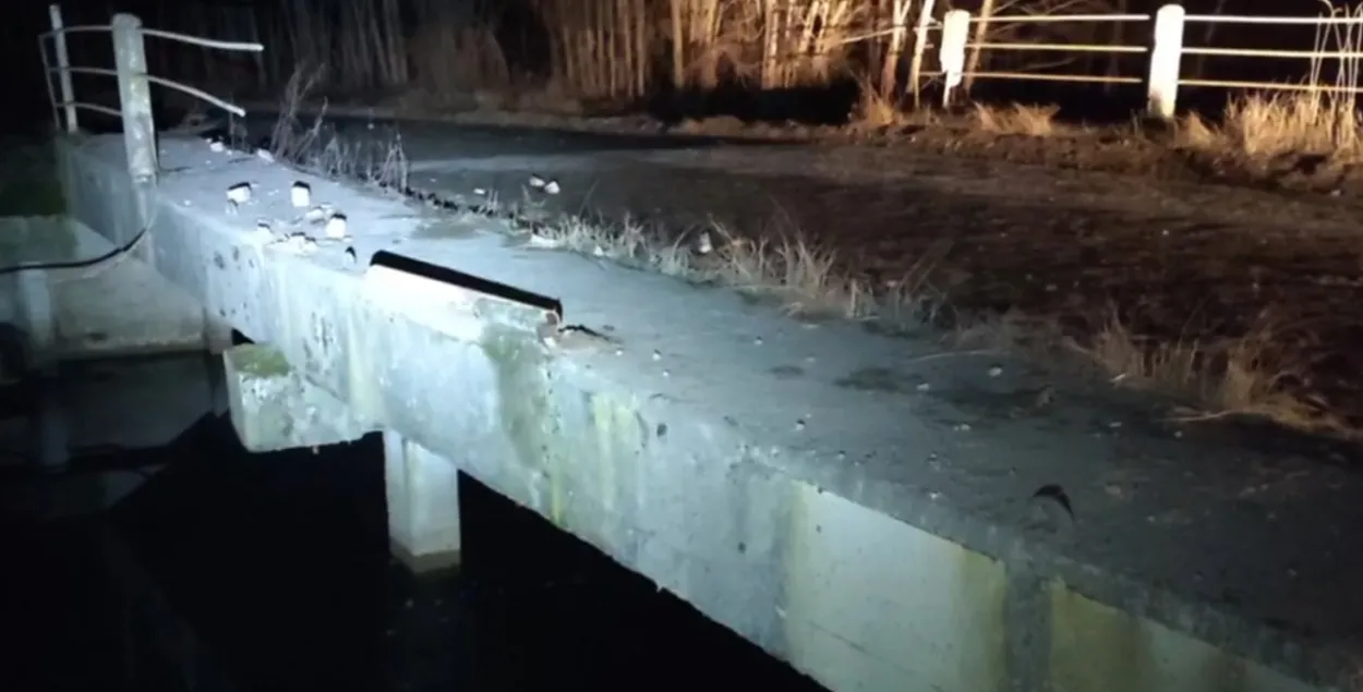 Легкавік знёс агароджу моста
