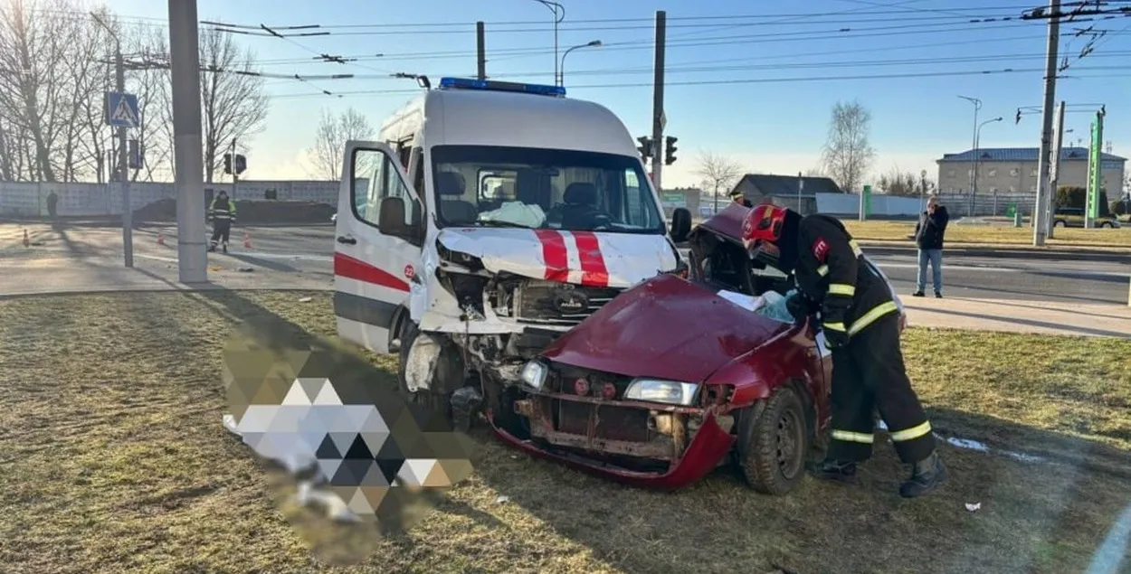 19-гадовая кіроўца легкавушкі загінула ў сутыкненні з машынай хуткай дапамогі
