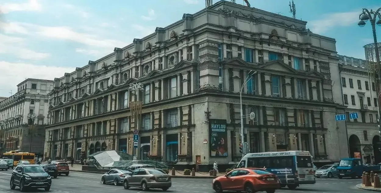 Столичный ГУМ оцепили из-за забытой коробки с микроволновкой
