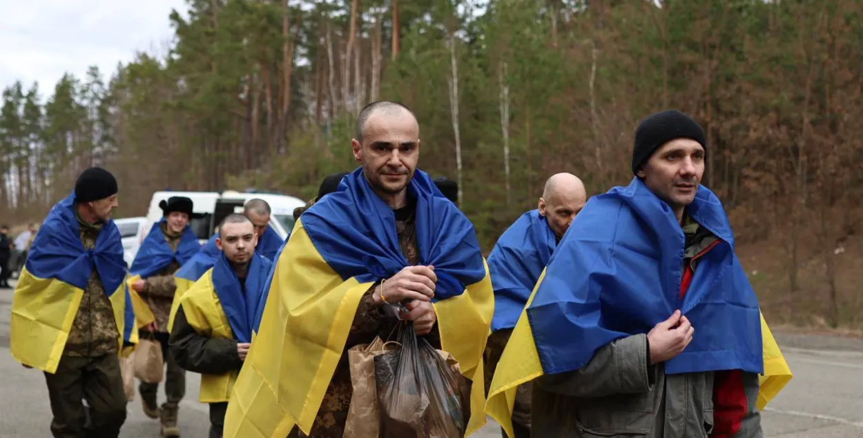 Украінскія вайскоўцы, якія вярнуліся з расійскага палону
