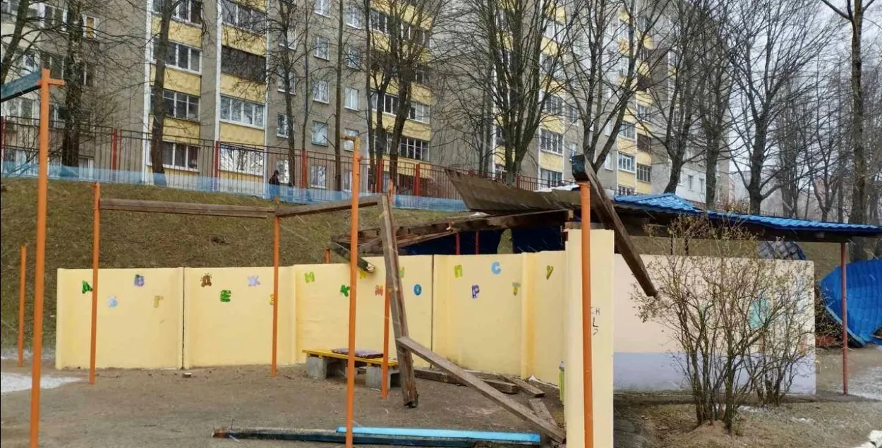 Вецер пашкодзіў пляцоўку ў дзіцячым садку ў Мінску

