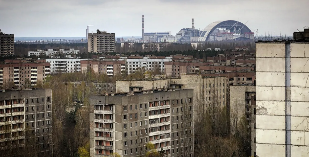 Вид на Чернобыльскую АЭС из города Припять
