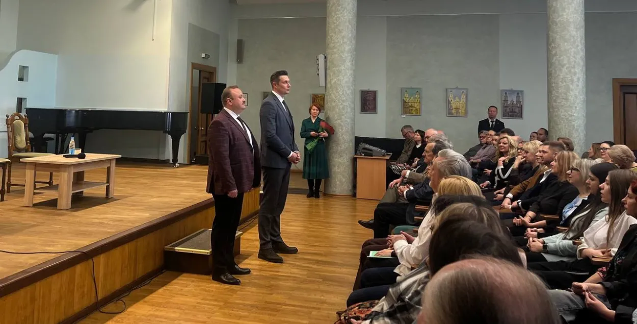 Руслан Чернецкий представляет Сергея Пукиту коллективу филармонии
