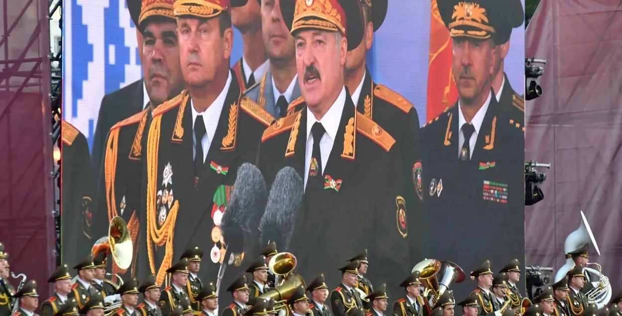 Лукашэнка на парадзе

