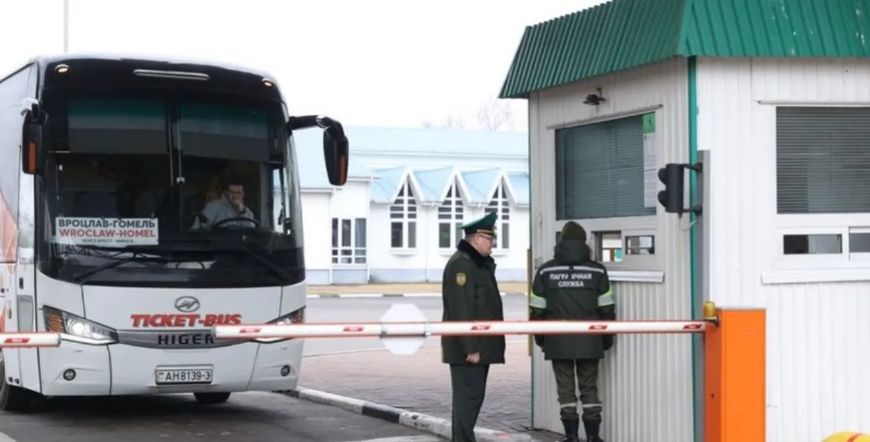 Турыстычны аўтобус на мяжы Беларусі і Польшчы, ілюстрацыйнае фота
