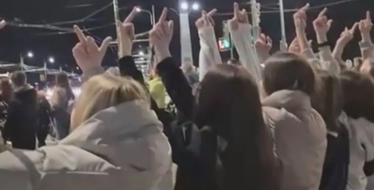 Дзяцей, якія паказалі сярэднія пальцы салюту, прымусілі глядзець "Ідзі і глядзі"
