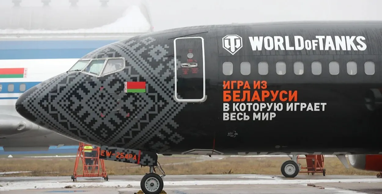Самалёт авіякампаніі "Белавія" Boeing 737-300 пад брэндам World Of Tanks у Нацыянальным аэрапорце Мінска, Беларусь, 12 снежня 2018 года /Tatyana Zenkovich
