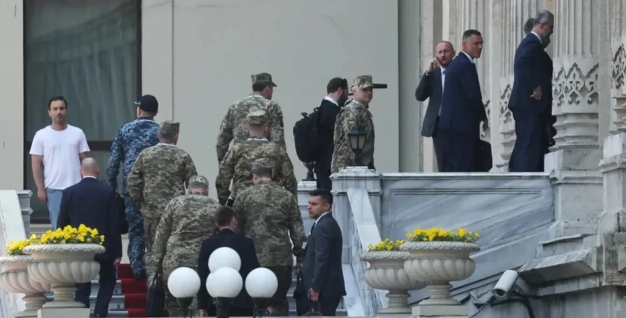 Украинская делегация перед переговорами в Стамбуле

