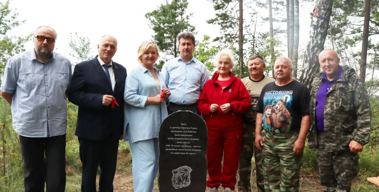 Помнік на месцы знаходкі неандэртальскага скрабла
