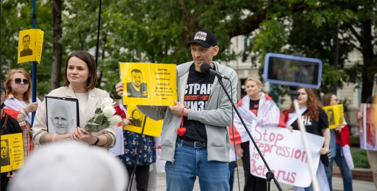 Сергей Тихановский показывает свой портрет до заключения
