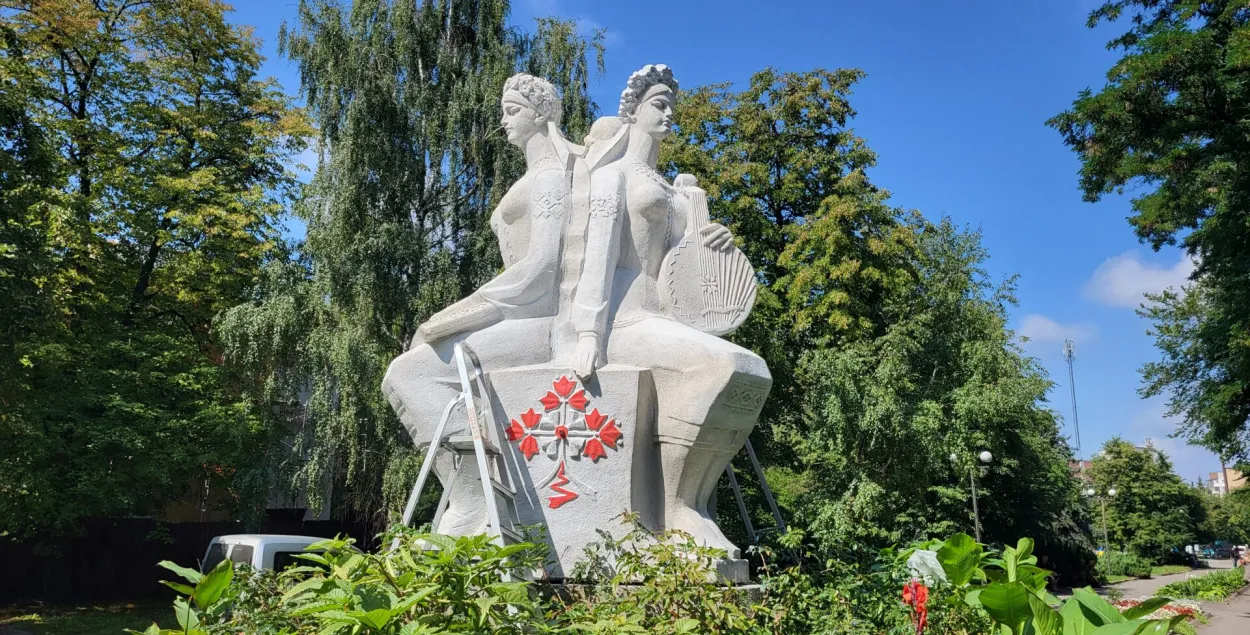 Скульптура "Три сестры"
