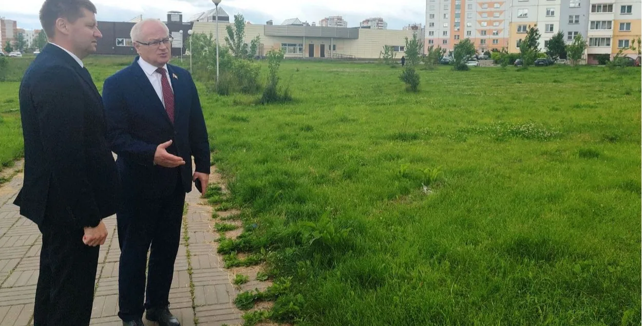 Директор "МЛ Витебск" Виктор Фаустович рассматривает площадку в городе
