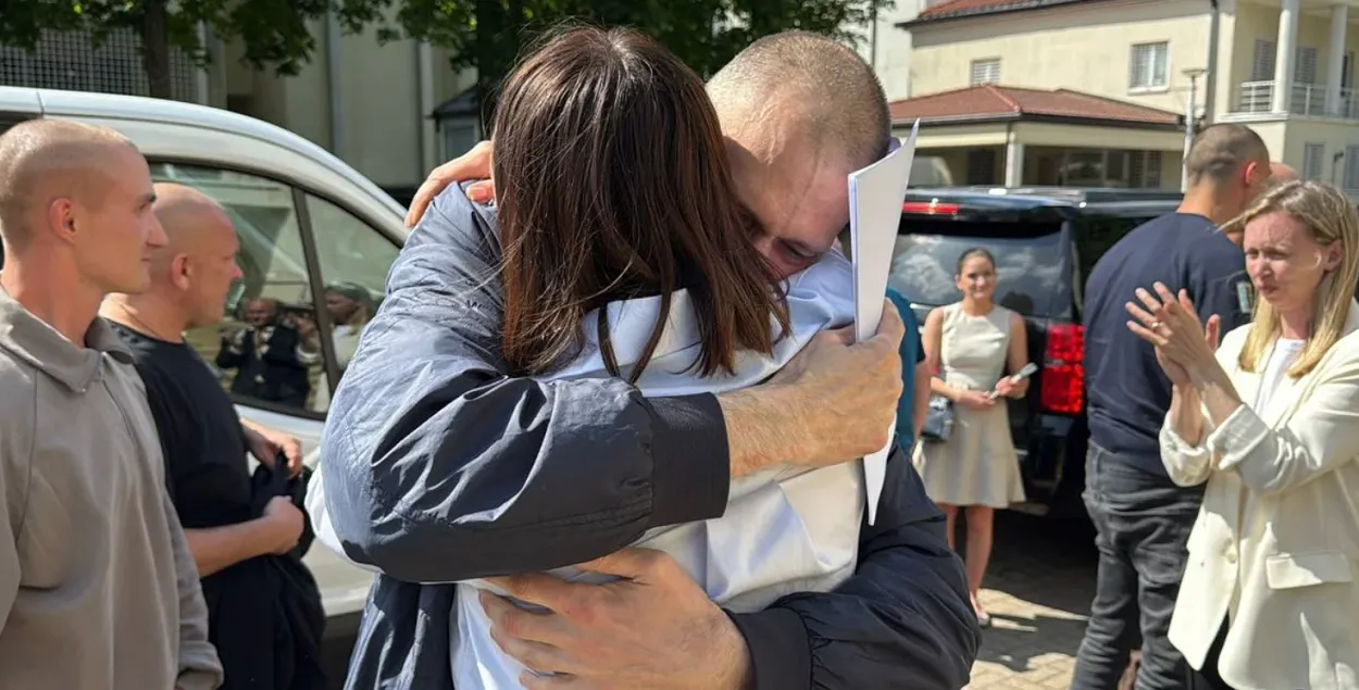 Сустрэча Святланы і Сяргея Ціханоўскіх пасля пяці гадоў зняволення
