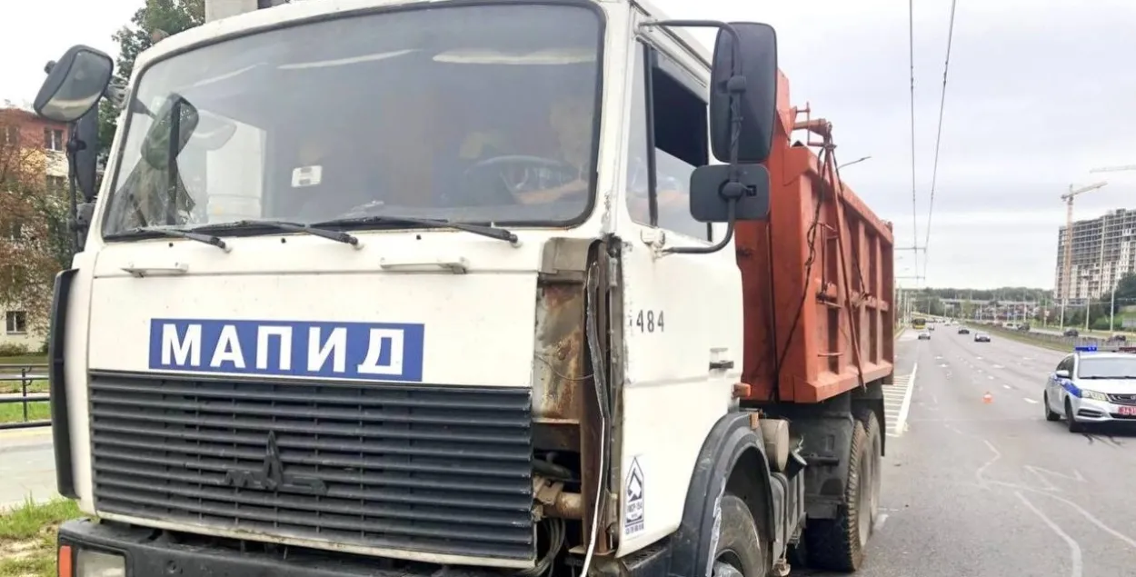 Грузовик врезался в городской автобус в Минске
