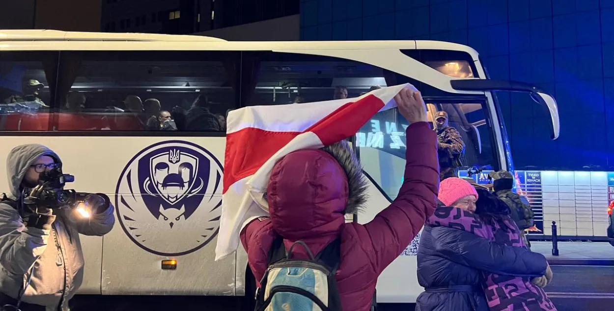 Сустрэча аўтобуса з экс-палітвязнямі
