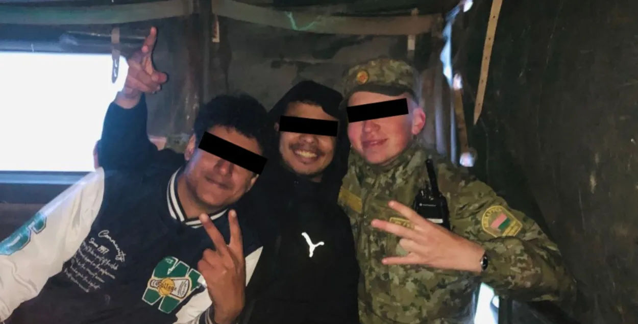 Беларускі памежнік суправаджае мігрантаў

