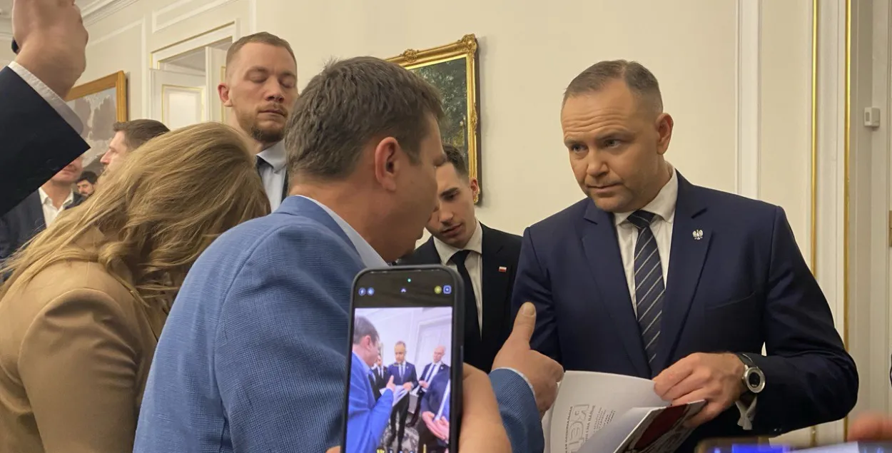 Змитер Лукашук подарил Каролю Навроцкому книгу о белорусской национальной идее
