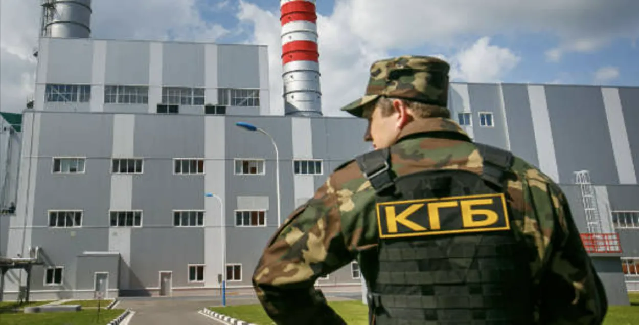 Сілавік у форме КДБ на фоне аднаго з беларускіх прадпрыемстваў
