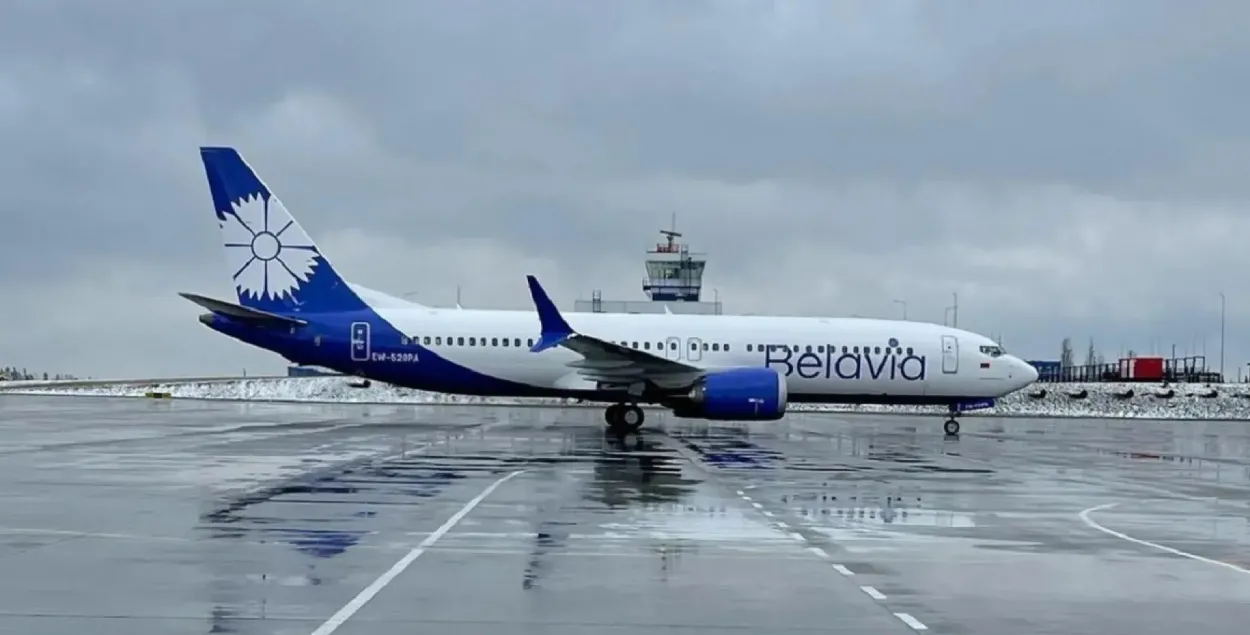 Людзі чакаюць вылету ў Мінск
