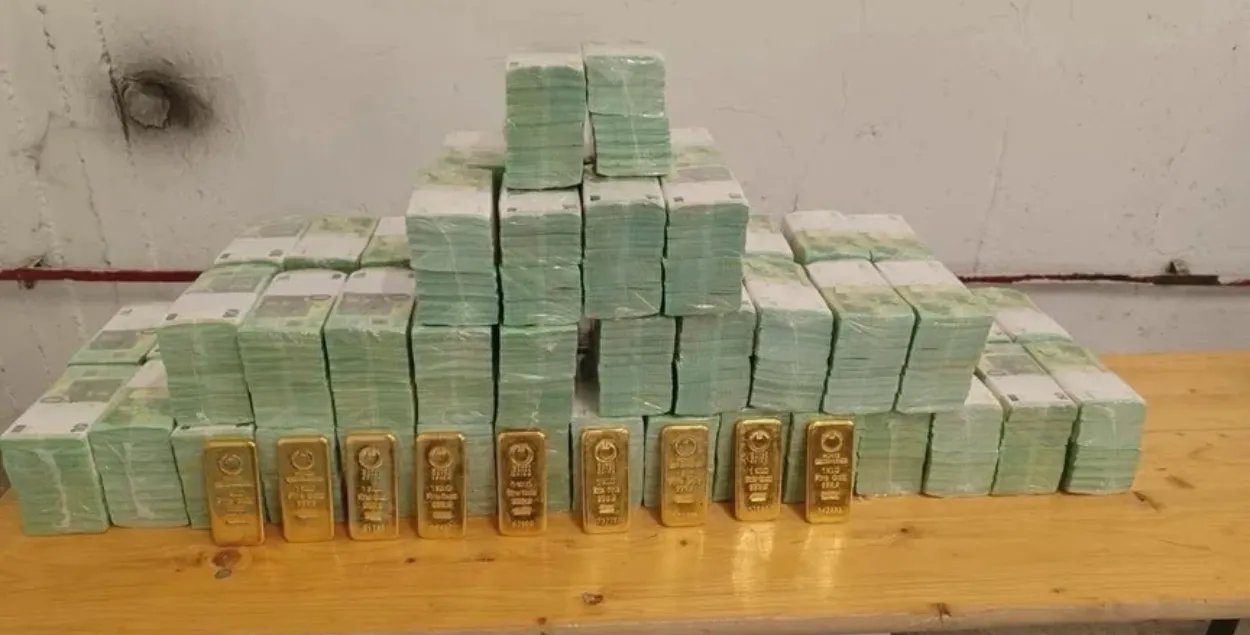 Грошы і золата, канфіскаваныя ў інкасатараў "Ашчадбанка"
